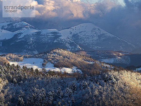 Schnee auf dem Apennin im Winter  Gubbio  Umbrien  Italien  Europa