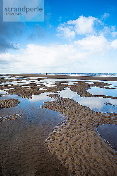 Wasserbeckenmuster bei Ebbe am Strand von Burnham Overy Staithe an der Holkham Bay  Küste von North Norfolk  Norfolk  East Anglia  England  Vereinigtes Königreich  Europa