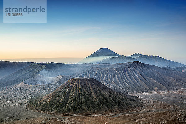 Blick über Vulkangipfel und Lavalandschaften um den Mount Bromo in der Morgendämmerung  Java  Indonesien  Südostasien  Asien