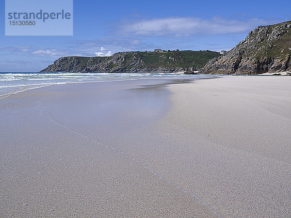 Der schöne und abgelegene Strand von Pedn Vounder mit Blick auf den Logan Rock  in der Nähe von Porthcurno  Cornwall  England  Vereinigtes Königreich  Europa