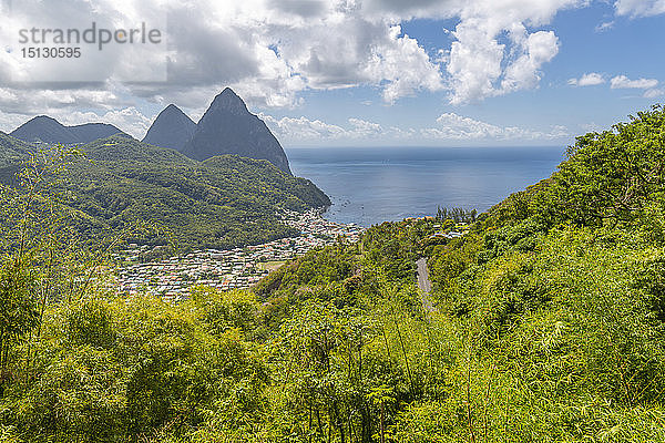 Blick auf Soufriere mit den Pitons  UNESCO-Weltkulturerbe  dahinter  St. Lucia  Inseln über dem Winde  Westindische Inseln  Karibik  Mittelamerika
