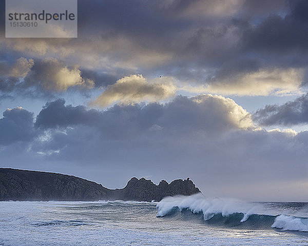 Riesige Brandung mit Blick auf den Logan Rock bei Porthcurno  Cornwall  England  Vereinigtes Königreich  Europa