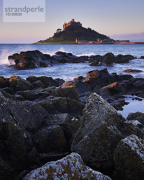 Winterdämmerung mit Blick auf den St. Michael's Mount in Marazion  Cornwall  England  Vereinigtes Königreich  Europa