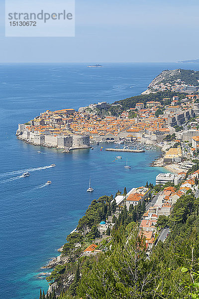 Blick auf die alte Stadtmauer von Dubrovnik  UNESCO-Weltkulturerbe  und die Adria von einer erhöhten Position aus  Dubrovnik Riviera  Kroatien  Europa