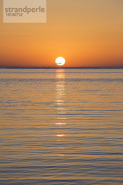 Goldener Sonnenaufgang über dem Meer von Kreta  Rethymno (Rethymnon)  Kreta  Griechische Inseln  Griechenland  Europa