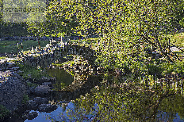 Slater's Bridge aus dem 16. Jahrhundert  die sich im Fluss Brathay spiegelt  Little Langdale  Lake District National Park  UNESCO-Welterbe  Cumbria  England  Vereinigtes Königreich  Europa