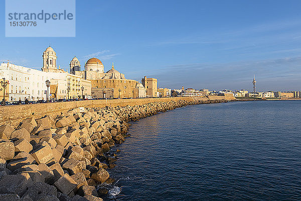 Kathedrale von Santa Cruz und Meer von der Uferpromenade aus gesehen  Cadiz  Andalusien  Spanien  Europa