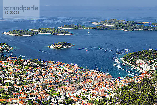 Erhöhter Blick auf die Altstadt und die Pakleni-Inseln  Insel Hvar  Dalmatien  Kroatien  Europa