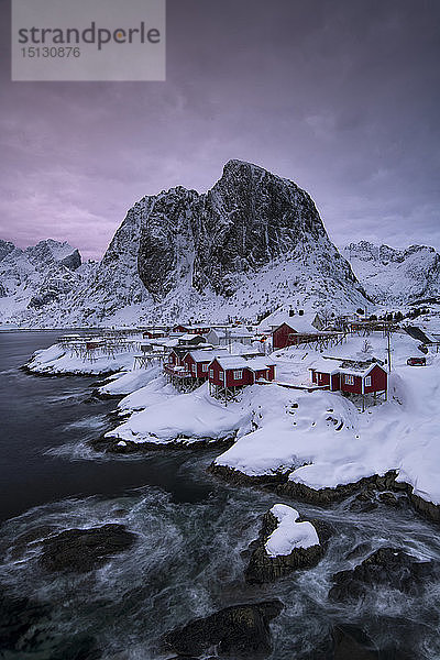 Das Dorf Hamnoy im Winter  Reine  Lilandstindan  Moskenesoya  Lofoten  Nordland  Arktis  Norwegen  Europa