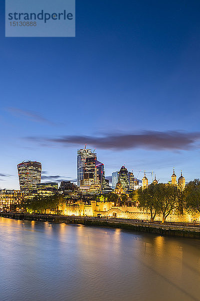 Die City of London und der Tower of London in der Abenddämmerung und die Themse  London  England  Vereinigtes Königreich  Europa
