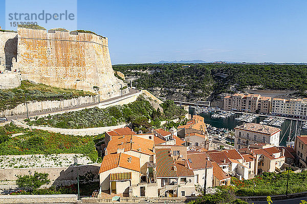 Die Zitadelle und die Altstadt von Bonifacio mit dem Jachthafen in der Ferne  Bonifacio  Korsika  Frankreich  Mittelmeer  Europa