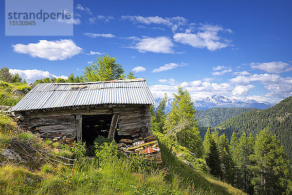 Alte Hütte mit Rhätischen Alpen im Hintergrund  Valgerola  Orobie Alpen  Valtellina  Lombardei  Italien  Europa