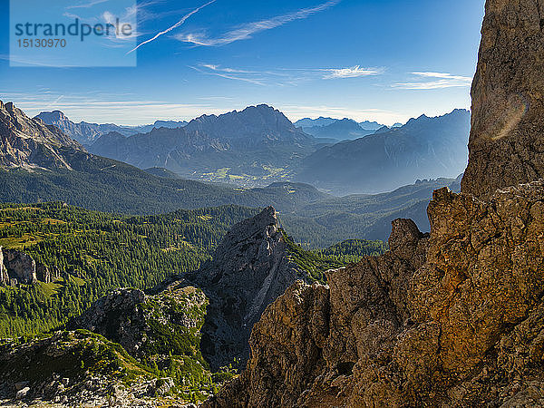 Giau-Pass  Cortina d'Ampezzo und Cristallo bei Sonnenaufgang  Dolomiten  Venetien  Italien  Europa