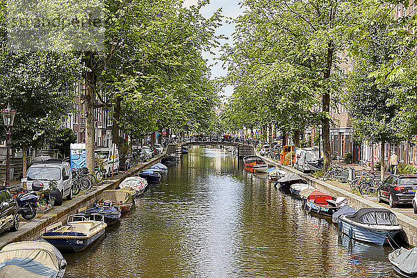 Egelantiersgracht-Kanal im Stadtteil Jordaan in Amsterdam  Nordholland  Niederlande  Europa