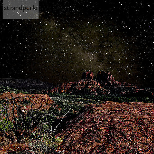 Ein zusammengesetztes Bild des Cathedral Rock in Sedona unter dem Sternenlicht der Milchstraße  Arizona  Vereinigte Staaten von Amerika  Nordamerika