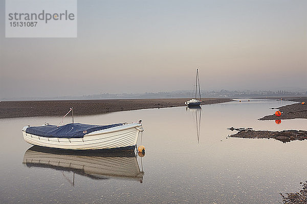 Ein friedlicher  ruhiger Abendblick auf die Mündung des Flusses Exe bei Ebbe  Exmouth  Devon  England  Vereinigtes Königreich  Europa