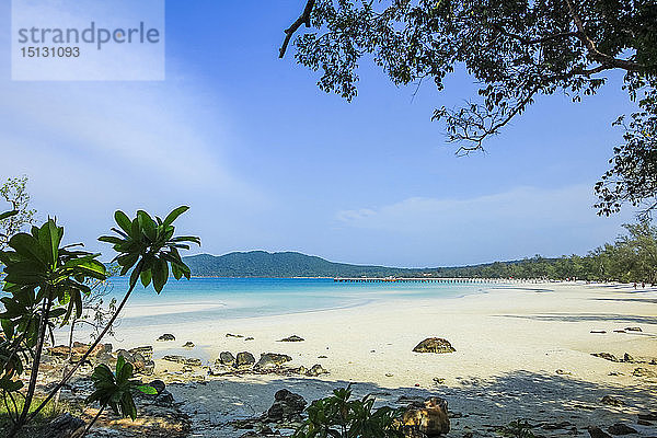 Schöner weißer Sandstrand auf dieser beliebten Ferieninsel  Koh Rong Sanloem Island  Sihanoukville  Kambodscha  Indochina  Südostasien  Asien