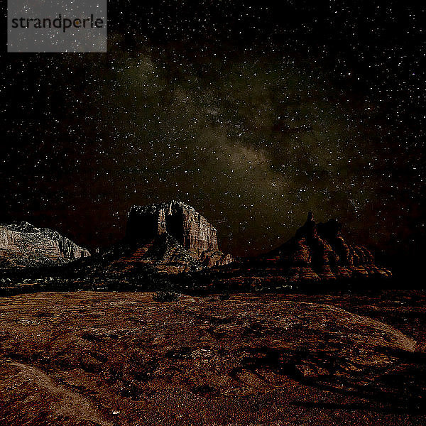 HDR-Komposit von Bell Rock und Courthouse Butte unter dem Milchstraßen-Nachthimmel  Sedona  Arizona  Vereinigte Staaten von Amerika  Nordamerika