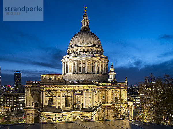 St. Pauls Cathedral Abenddämmerung  London  England  Vereinigtes Königreich  Europa
