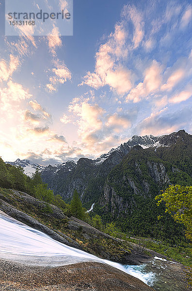 Sonnenaufgang am Wasserfall des Ferrotals  Val di Mello  Valmalenco  Valtellina  Lombardei  Italien  Europa