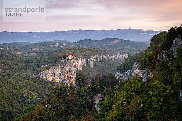 Katskhi Pillar bei Sonnenaufgang  Georgien  Zentralasien  Asien