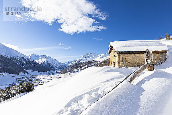Traditionelle Hütte mit Blick auf das Dorf im Winter  Livigno  Valtellina  Lombardei  Italien  Europa