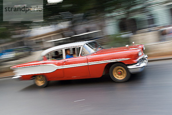 Alter amerikanischer Oldtimer in Rot und Weiß auf einer Straße in Havanna  Kuba  Westindien  Karibik  Mittelamerika