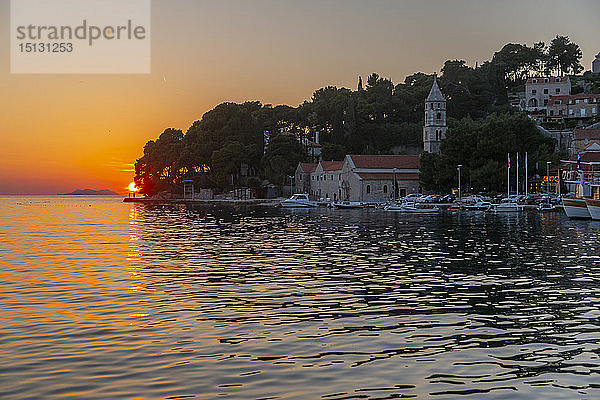 Blick auf den Sonnenuntergang in Cavtat an der Adria  Cavtat  Dubrovnik Riviera  Kroatien  Europa