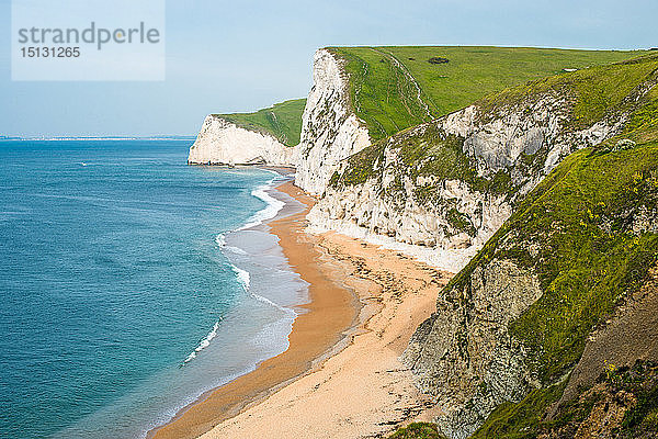 Dramatische Küstenlandschaft  Kreideklippen von Swyre Head und Bat's Head  bei Durdle Door an Englands Jurassic Coast  UNESCO-Weltkulturerbe  Dorset  England  Vereinigtes Königreich  Europa