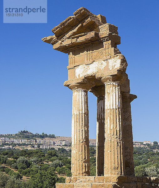 Rekonstruierter Teil des Tempels von Castor und Pollux  UNESCO-Weltkulturerbe  Tal der Tempel  Agrigent  Sizilien  Italien  Mittelmeer  Europa