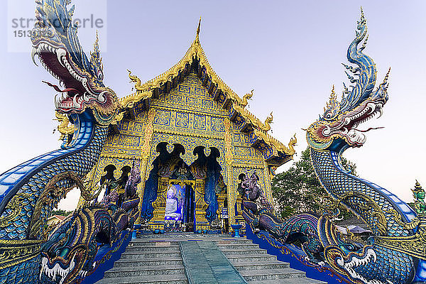 Außenansicht des Wat Rong Suea Ten (Blauer Tempel) in Chiang Rai  Thailand  Südostasien  Asien