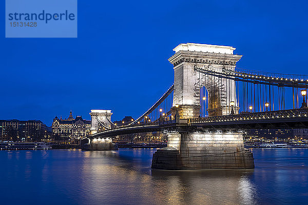 Die Kettenbrücke über die Donau bei Nacht  UNESCO-Weltkulturerbe  Budapest  Ungarn  Europa