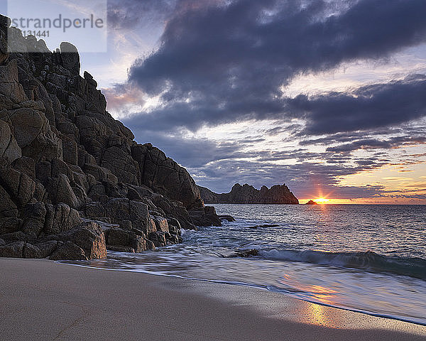 Frühmorgens am Strand mit Blick auf den Logan Rock bei Porthcurno  Cornwall  England  Vereinigtes Königreich  Europa