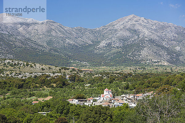 Blick vom bewaldeten Hang auf das Dorf Mesa Lasithi  bei Tzermiado  Lasithi-Hochebene  Lasithi (Lassithi)  Kreta  Griechische Inseln  Griechenland  Europa