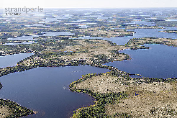 Luftaufnahme von Seen und einem Esker  einem Bergrücken  der durch die Ablagerung von Sedimenten während der letzten Eiszeit entstanden ist  im nördlichen Manitoba  Kanada  Nordamerika