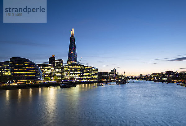 South Banks und The Shard spiegeln sich in der Themse  London  England  Vereinigtes Königreich  Europa
