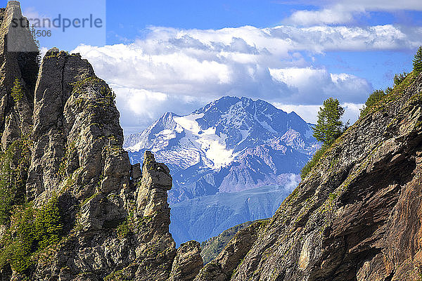 Berg Disgrazia zwischen zwei felsigen Gipfeln  Valgerola  Orobie Alpen  Valtellina  Lombardei  Italien  Europa