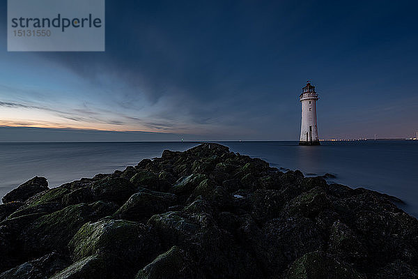 New Brighton Lighthouse in der Abenddämmerung  Wallasey  Merseyside  The Wirral  England  Vereinigtes Königreich  Europa