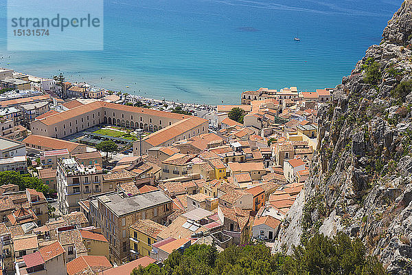 Blick von La Rocca über Ziegeldächer auf das ruhige türkisfarbene Wasser des Tyrrhenischen Meeres  Cefalu  Palermo  Sizilien  Italien  Mittelmeer  Europa