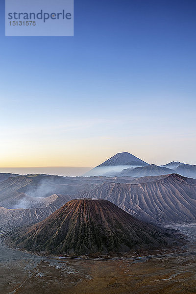 Blick über Vulkangipfel und Lavalandschaften um den Mount Bromo in der Morgendämmerung  Java  Indonesien  Südostasien  Asien