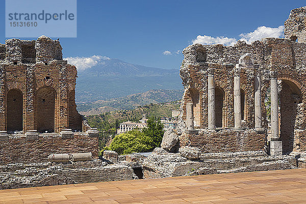 Blick auf das ehemalige Kloster San Domenico vom Griechischen Theater  im Hintergrund der Ätna  Taormina  Messina  Sizilien  Italien  Mittelmeer  Europa