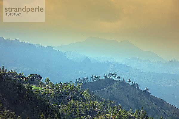 Blick über eine Torajan-Hochlandlandschaft  Tana Toraja  Sulawesi  Indonesien  Südostasien  Asien