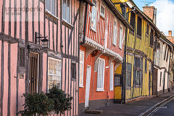 Bunte Fachwerkhäuser in der Water Street  Teil des historischen Wolldorfs Lavenham  Suffolk  England  Vereinigtes Königreich  Europa