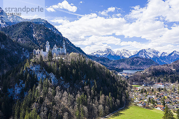 Luftaufnahme von Schloss Neuschwanstein  mit den Alpen im Hintergrund  Schwangau  Bayern  Deutschland  Europa