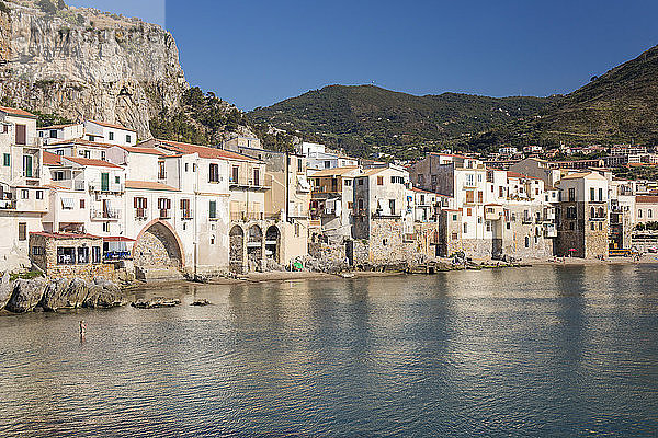 Blick über den Hafen auf die Altstadt  Häuser aneinander gereiht entlang der Uferpromenade  Cefalu  Palermo  Sizilien  Italien  Mittelmeer  Europa