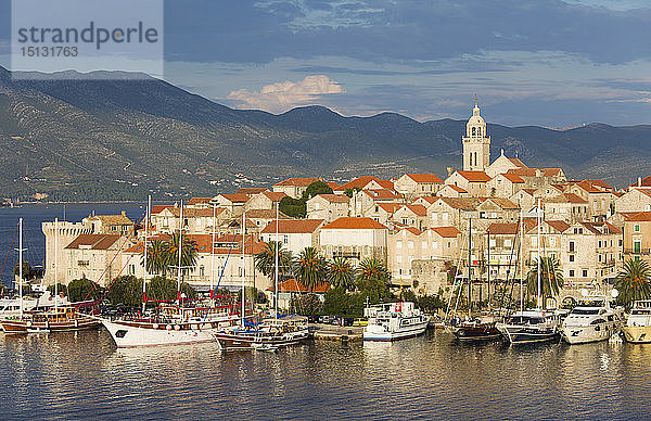 Blick über den Hafen auf die Altstadt  Yachten am Kai  Korcula Stadt  Korcula  Dubrovnik-Neretva  Dalmatien  Kroatien  Europa