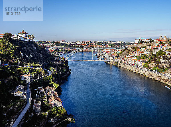 Blick über den Fluss Douro auf die Brücke Dom Luis I  Porto  Portugal  Europa