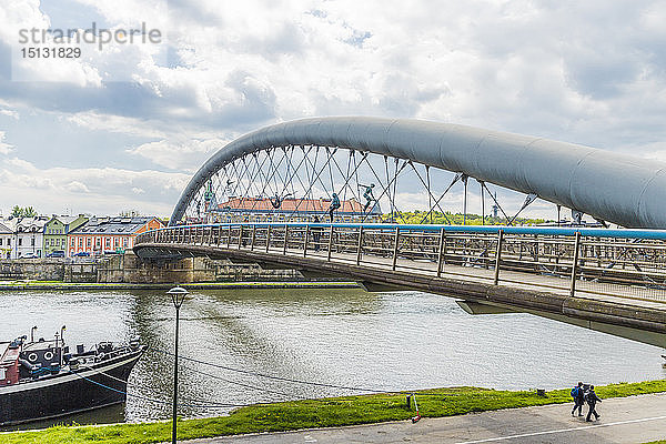 Die Bernatka-Hängebrücke über den Fluss Wisla (Weichsel) in Krakau  Polen  Europa