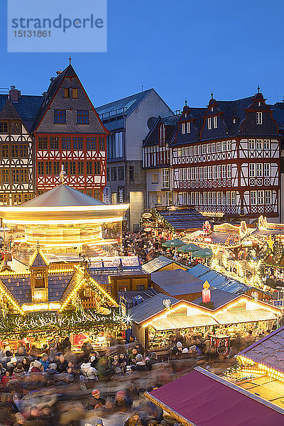 Frankfurter Weihnachtsmarkt in der Abenddämmerung  Frankfurt am Main  Hessen  Deutschland  Europa