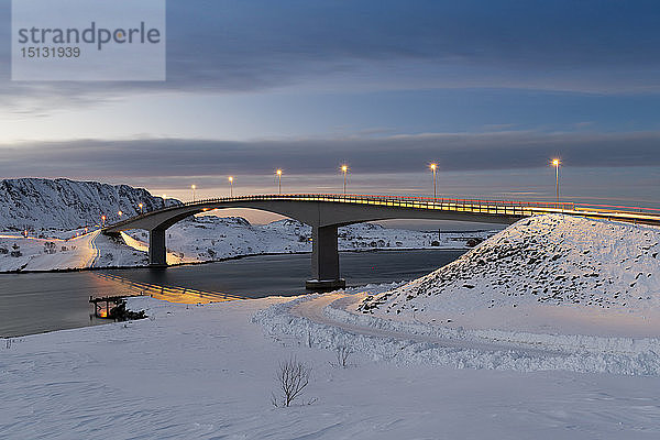 Fredvang Brücke bei Nacht im Winter mit Schneedecke  Lofoten  Arktis  Norwegen  Europa